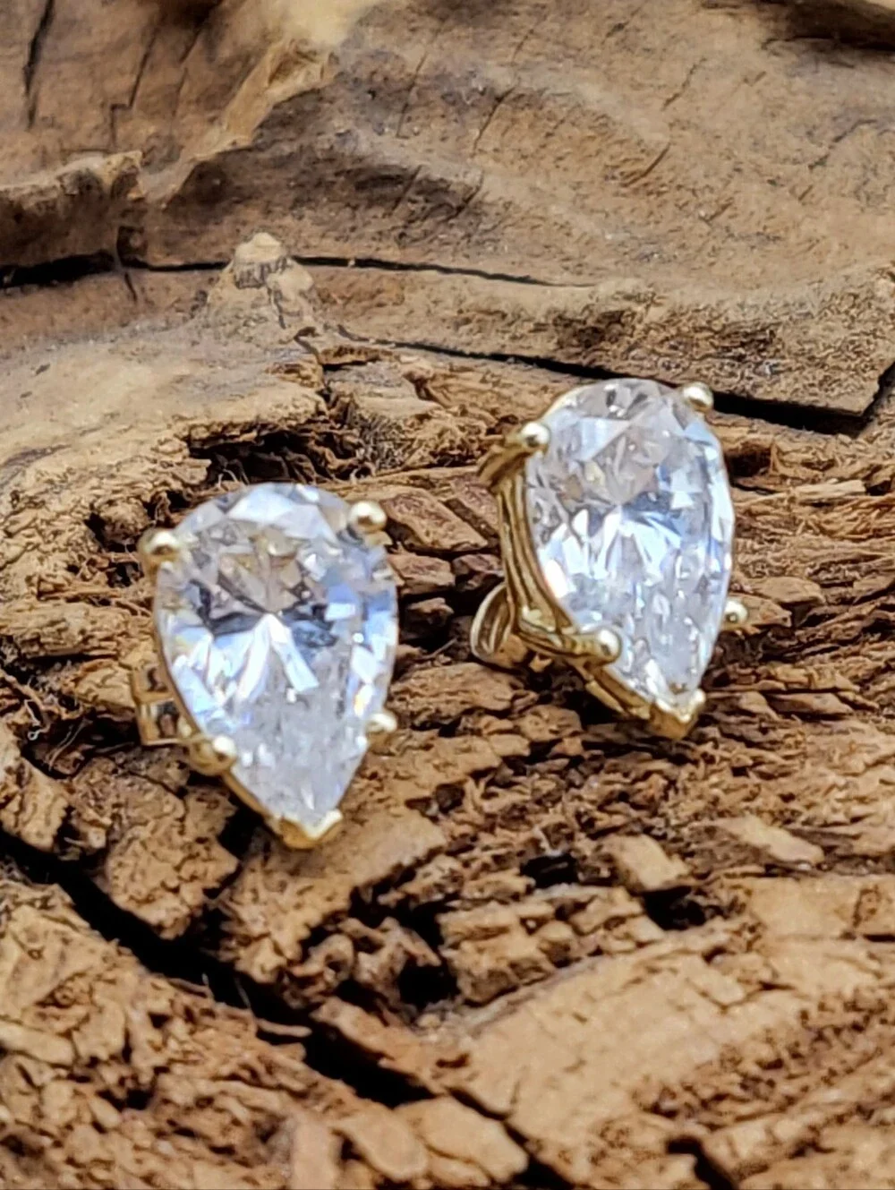 14K Gold w/Teardrop/Pear Crystal Stud Earrings - Elegant Classic Timeless Unisex